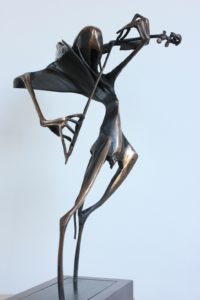 igor-kitzberger-paganini-40-cm-bronz-podstavec-drevo-side