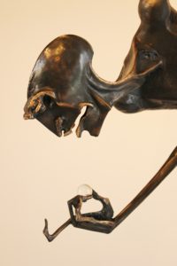 igor-kitzberger-tanecnik-se-sklem-230-cm-bronz-detail