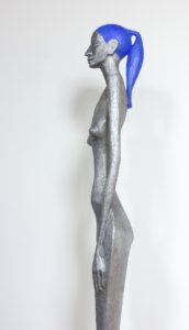 radek-andrle-femme-fatale-plastika-kompozit-kovu-vyska-120-cm-na-prodej-v-prazske-galerii-ceskeho-umeni-blue-hair-3