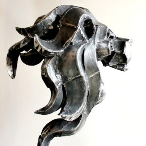 vaclav-rubeska-lev-tepana-kovova-plastika-2mm-plech-104x40x66-cm-galerie-ceske-plastiky-praha-detail-z-boku-katalog