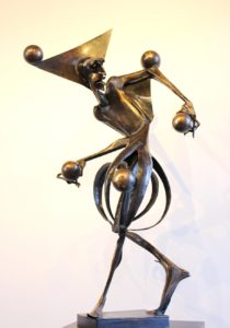 igor-kitzberger-bronzova-plastika-zongler-130x73-cm-na-prodej-v-prazske-galerii-ceske-soucasne-plastiky-a-sochy