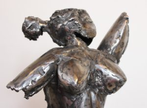 vaclav-rubeska-torzo-madame-tepana-zelezna-plastika-101-cm-zenske-kovove-tepane-torzo-umelecka-kovova-plastika-galerie-praha-detail