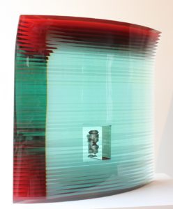 bohumil-elias-starsi-sklenena-plastika-obyvatel-cervene-46x47x14-cm-prodej-sklenenych-soch-bohumila-eliase-praha