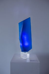 filip-nizky-aquamarien-refraction-of-light-melted-glass-on-a-crystal-glass-knupp-gallery-los-angeles_1024